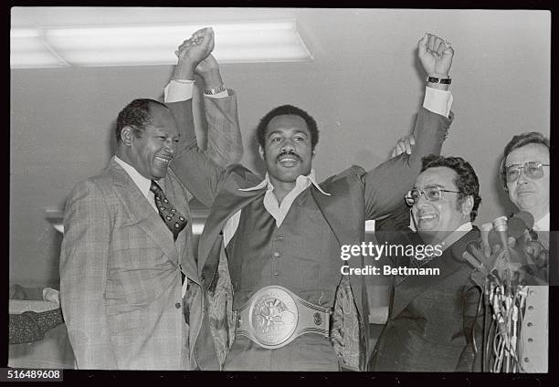 Jose Sulaiman , President of the World Boxing Council, honors boxing greats for performances of 1979 and the decade just ended. Honored at the...