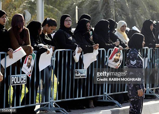 An Emirati policewoman stands guard as women gather during the funeral of Sheikh Zayed bin Sultan al-Nahayan in Abu Dhabi 03 November 2004. Nahayan,...