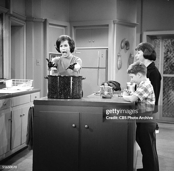 American actress Mary Tyler Moore reacts to getting dye all over her hands as American actors Larry Mathews and Ann Morgan Guilbert look on, in a...