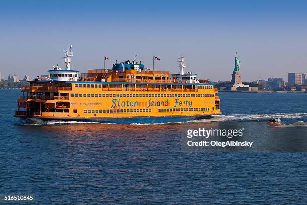 staten island ferry, statue of liberty, new york, morning. - staten island ferry bildbanksfoton och bilder