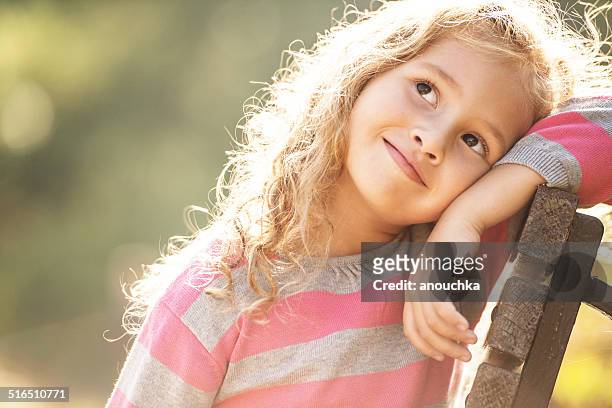cinque anni vecchio ragazza sognare ad occhi aperti ritratto - 4 5 years foto e immagini stock