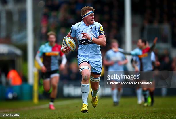 Van Velze of Worcester breaks free to score a try during the Aviva Premiership match between Harlequins and Worcester Warriors at Twickenham Stoop on...