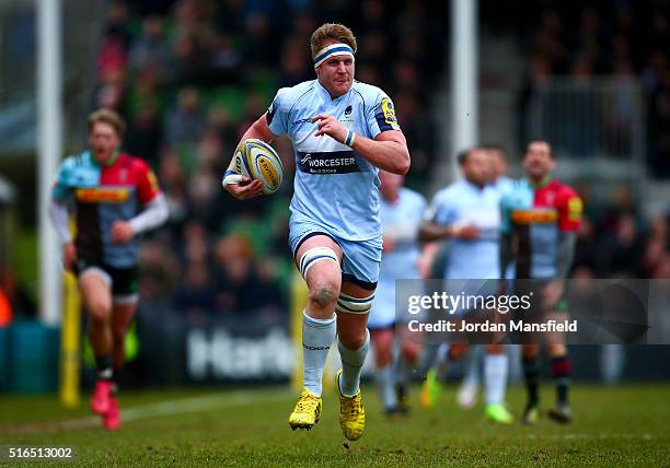 Van Velze of Worcester breaks free to score a try during the Aviva Premiership match between Harlequins and Worcester Warriors at Twickenham Stoop on...