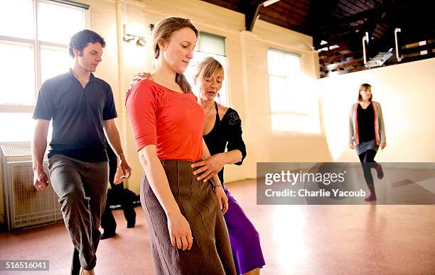 yoga instructor teaching posture for tango - tango photos et images de collection