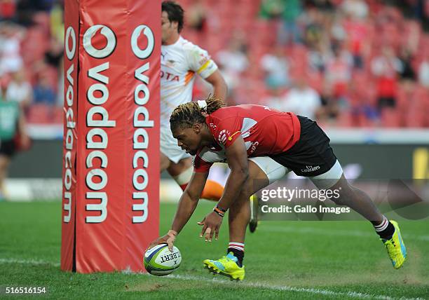 Howard Mnisi scores a try during the Super Rugby match between Emirates Lions and Toyota Cheetahs at Emirates Airline Park on March 19, 2016 in...