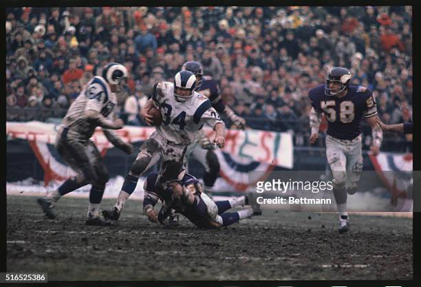 Minneapolis: The following action in the third quarter of the NFL playoff here between the Minnesota Vikings and the Los Angeles Rams.
