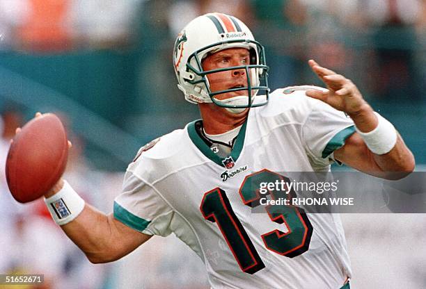 Miami Dolphins quarterback Dan Marino gets ready to throw a pass in first quarter action in Mimi's NFL season opener against the Indianapolis Colts...