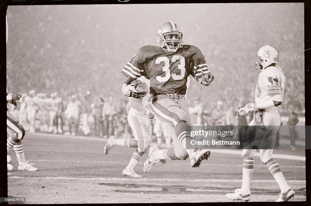 Roger Craig Scoring a Touchdown