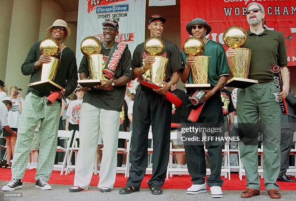 (L to R) Dennis Rodman, Michael Jordan, Scottie Pi