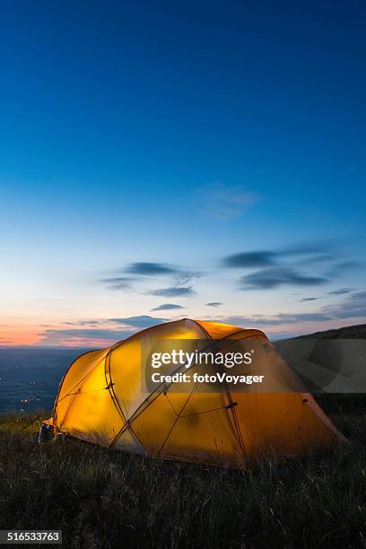 calorosamente iluminado tenda redonda camped de montanha ao pôr do sol - camping selvagem imagens e fotografias de stock