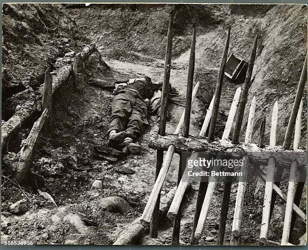 DEAD UNION SOLDIER IN FORTIFIED DITCH.UNDATED CIVIL WAR PHOTO.