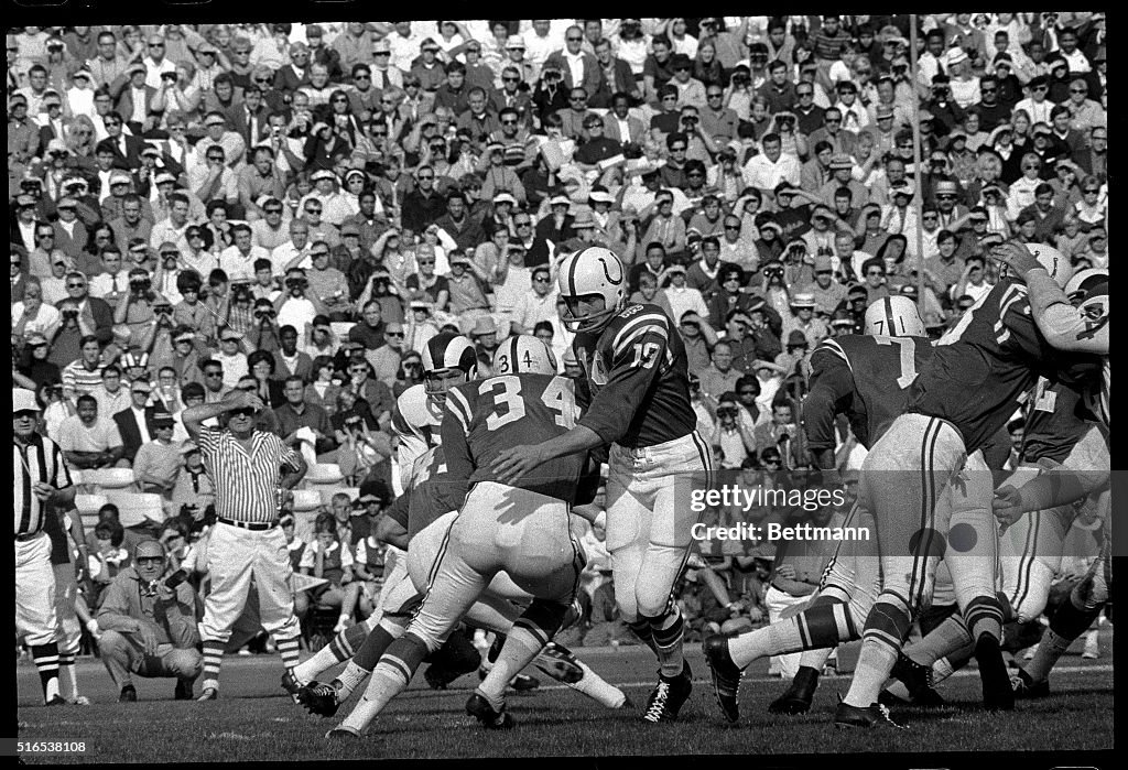 Johnny Unitas Passing to a Teammate