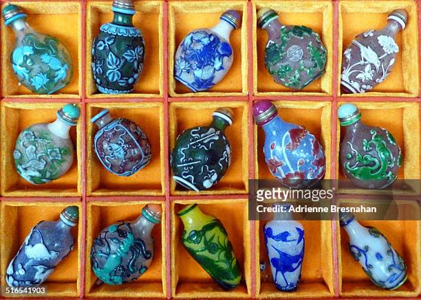 colorful chinese snuff bottles - snuff bottles foto e immagini stock