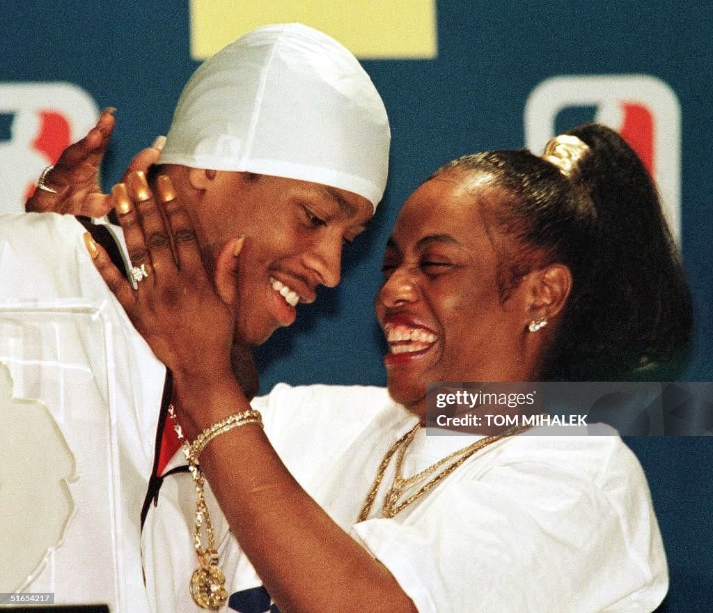 Philadelphia 76ers guard Allen Iverson (L), the Na