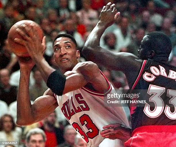 Scottie Pippen of the Chicago Bulls tries to get past Tyrone Corbin of the Atlanta Hawks 08 May during the first half of game two of their Eastern...