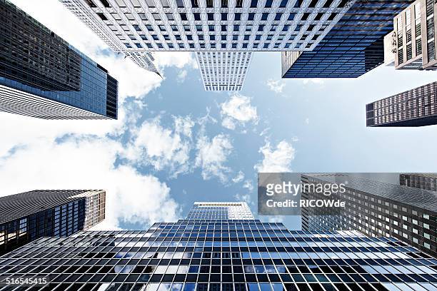 office tower in new york city - mirando al cielo fotografías e imágenes de stock