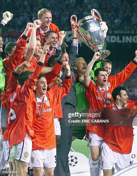 Players of Manchester United jubilate with the trophee after winning the final of the soccer Champions League against Bayern Munich, 26 May 1999 at...