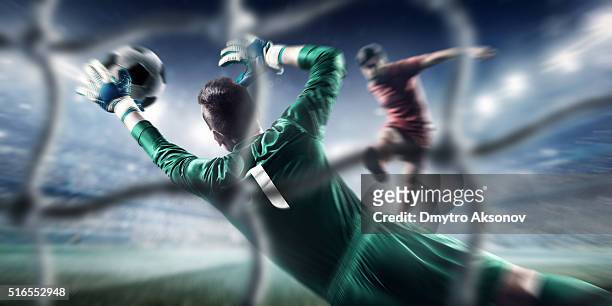 partido de fútbol momento con portero - goalie fotografías e imágenes de stock