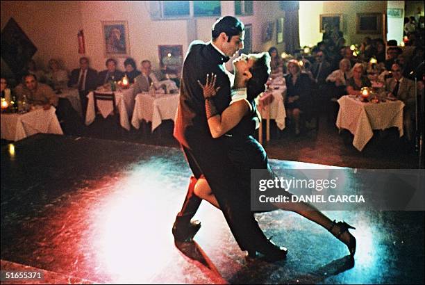 Young couple of professional tango dancers perform 03 April 1993 in the "Galeria del Tango Argentino", one of the Buenos Aires famous bar-restaurants...