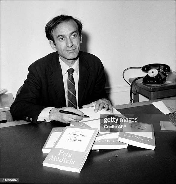 Writer Elie Wiesel dedicates his novel "Le Mendiant de Jerusalem" 26 November 1968 in Paris after being awarded the French literature Medicis prize....