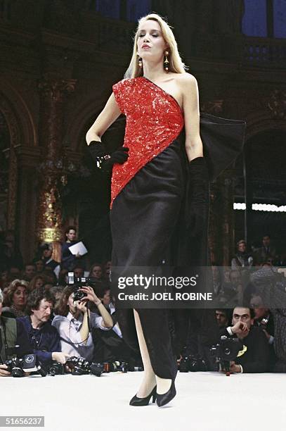 Model displays a red and black evening-dress 28 January 1985 in Paris, created by French designer Marc Bohan for Christian Dior 1985 Spring/Summer...