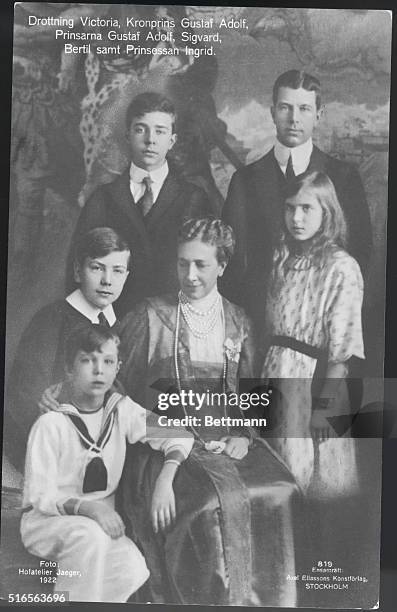 Drottning Victoria, Kronprins Gustaf Adof, Prinsarna Gustaf Adolf, Sigvard, Bertil, samt Prinsessan Ingrid.