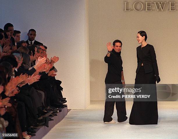 Cuban-American designer Narciso Rodriguez acknowledges the audience after his show for Loewe, during the 1999-2000 Autumn-Winter ready-to-wear...