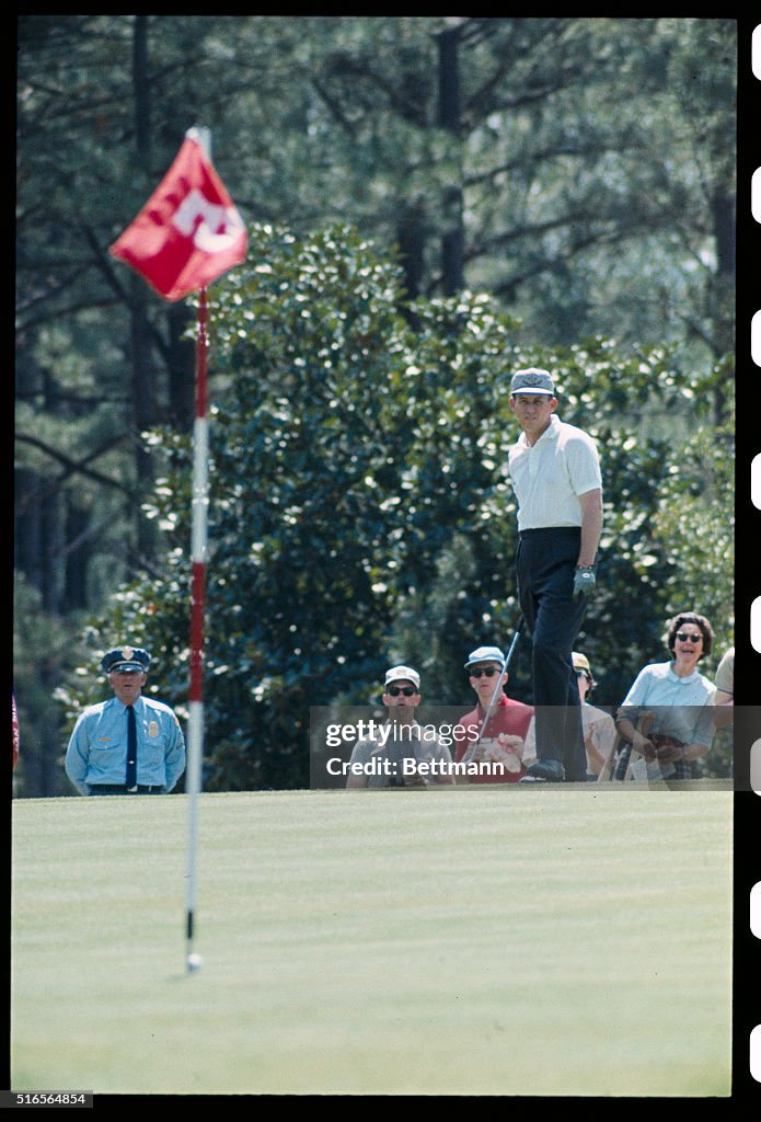 Dan Sikes Watching His Putt