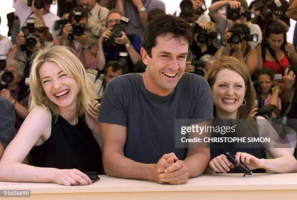 Australian actress Cate Blanchett and Julianne Moore of the US pose with British actor Rupert Everett for photographers in Cannes 23 May 1999 during...