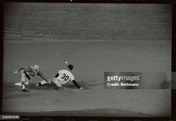 Dodger Maury Wills steals second in the 5th inning here and took third as Cincinnati Reds second baseman Pete Rose was unable to get catcher John...
