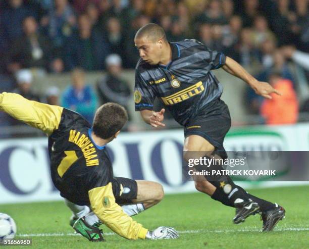 Inter Milan's Brazilian forward dribbles past Lazio Rome's goalkeeper Luca Marchegiani to score the third goal, 06 May at the Parc des Princes...