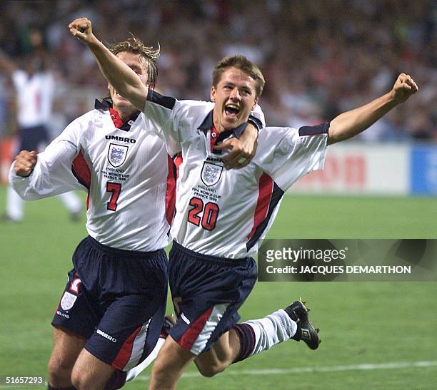 English forward Michael Owen jubilates with team-mate David Beckham after scoring the 1-1 equalizer 22 June at Toulouse stadium during the 1998...
