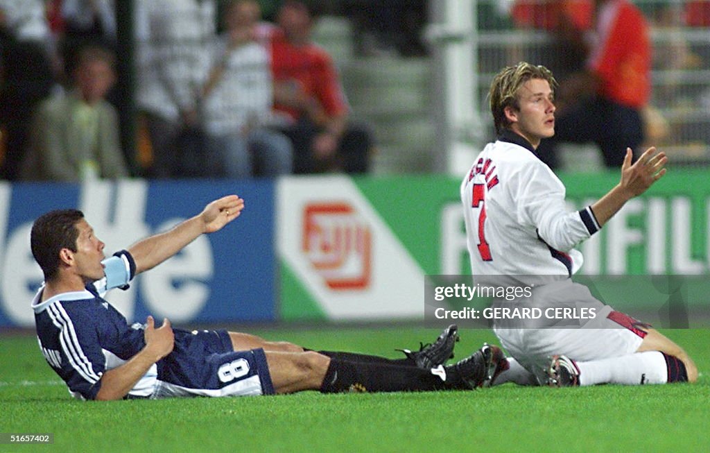 English midfielder David Beckham (R) and Argentina