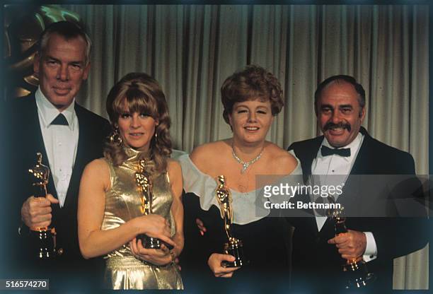 The best actors and actresses pose with the Oscars they received at the Academy Awards presentation ceremonies. They are : Lee Marvin, best actor for...