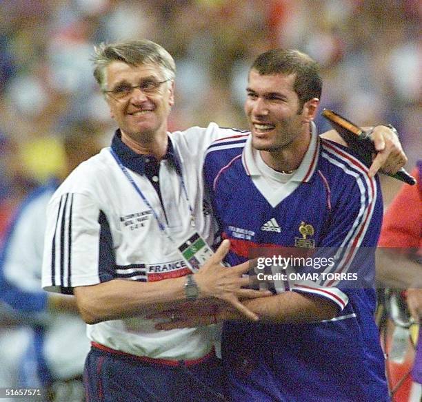 Zinédine Zidane and Aimé Jacquet share pre-match embrace Zinédine Zidane and Aimé Jacquet share pre-match embrace