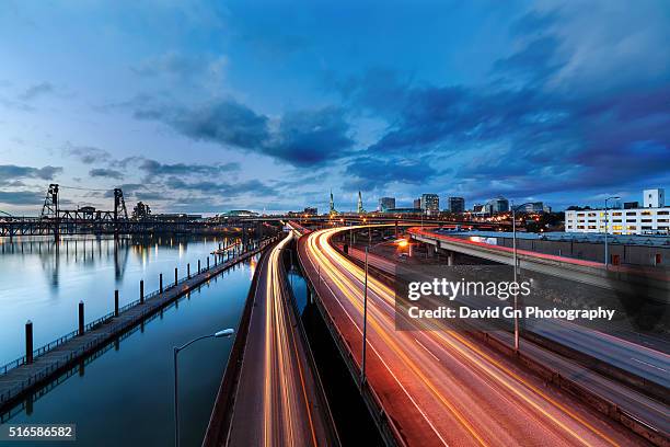 portland light freeway light trails along willamette river - burnside bridge portland stock-fotos und bilder