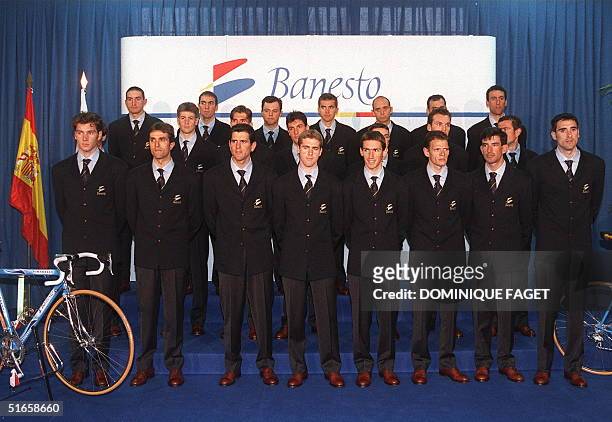Racing cyclists of the Banesto team pose for the family photo during the presentation of Banesto team in Madrid 28 January. Jose Luis Arrieta, Unai...