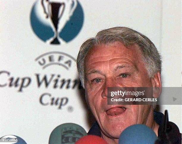 Barcelone's British coach Bobby Robson listens to reporters' questions 13 May in Noordwijk during a press conference, one the eve of the European Cup...