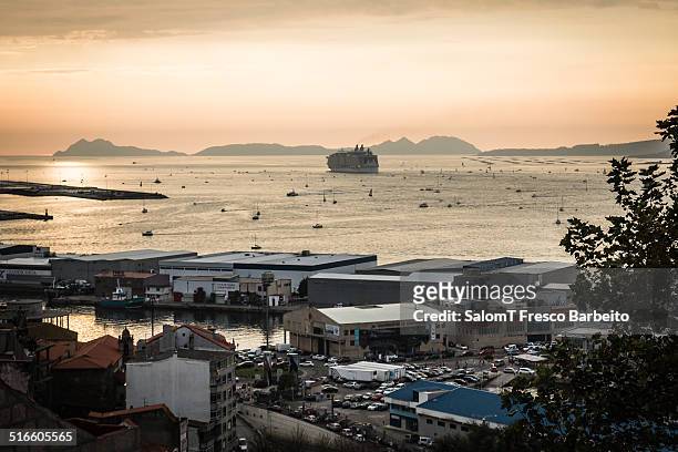 Oasis of the Seas, world biggest cruiser, is in Vigo for first time. Vigo, Galicia, Spain. 27th September 2014. The ship leaving Vigo stuary, Cíes...