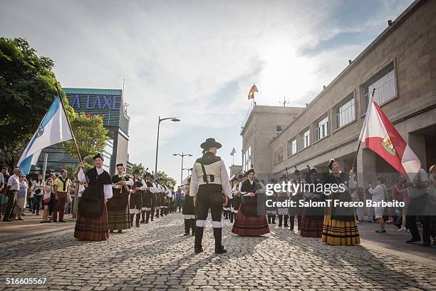 Oasis of the Seas, world biggest cruiser, is in Vigo for first time. Vigo, Galicia, Spain. 27th September 2014 Tradicional galician music in the...