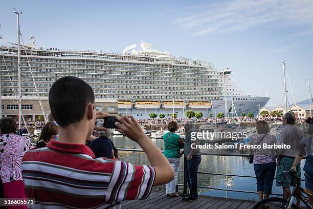 Oasis of the Seas, world biggest cruiser, is in Vigo for first time. Vigo, Galicia, Spain. 27th September 2014