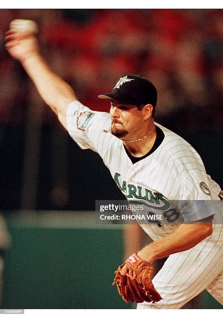 Florida Marlins pitcher Pat Rapp throws a pich to Cincinnati Reds ...