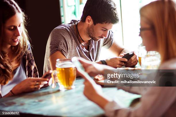 gruppe von menschen mit smartphones - tablet alcohol stock-fotos und bilder