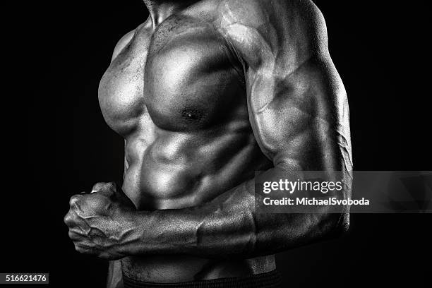 muscular african american man in black and white - muscle building stockfoto's en -beelden