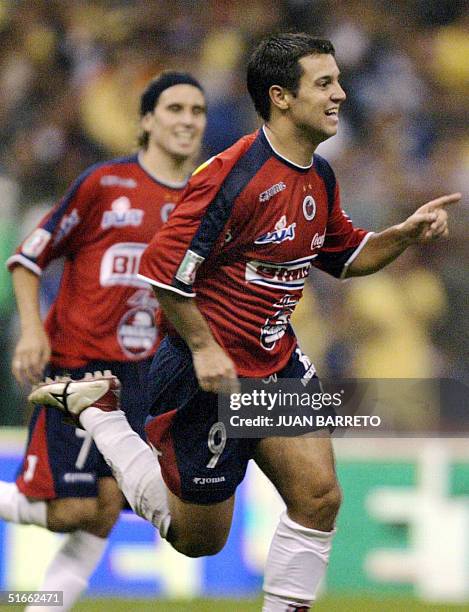 Javier Biscayzacu de Veracruz, festeja despues de realizar un gol al America, en juego de la semana 14 del Torneo Apertura de la liga Mexicana, en la...