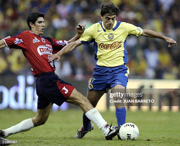 Walter Jimenez de Veracruz, disputa un balon junto Claudio Lopez de America, en juego de la semana 14 del Torneo Apertura de la liga Mexicana, en la...