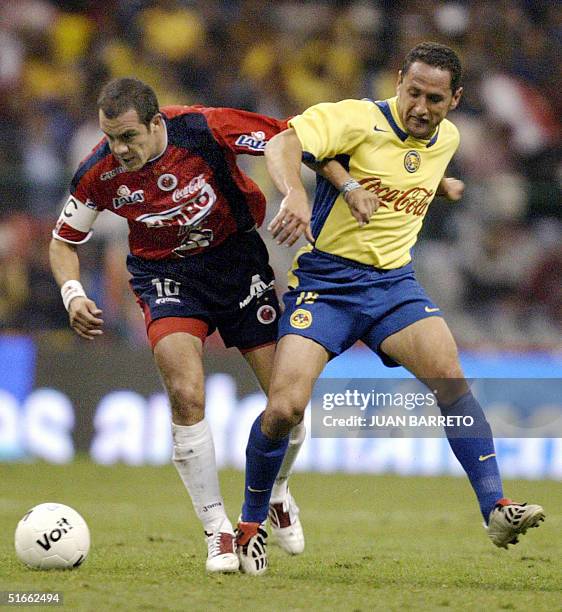 Cuatemoc Blanco de Veracruz disputa un balon junto a German Villa de America en juego de la semana 14 del Torneo Apertura de la liga Mexicana, en la...