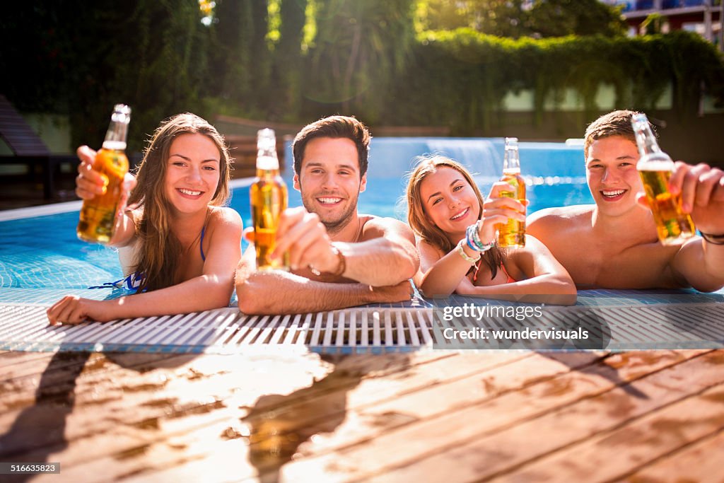 Freunde mit Bier am Pool