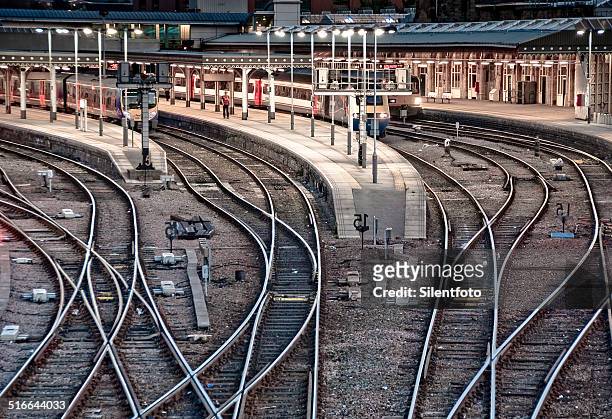 midland station on track - silentfoto sheffield fotografías e imágenes de stock