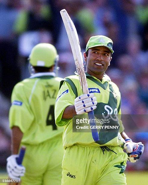 Pakistan's Saeed Anwar acknowledges applause as he scores 100 runs of his unbeaten 113 fan during his team's victory over New Zealand 16 June1999 in...